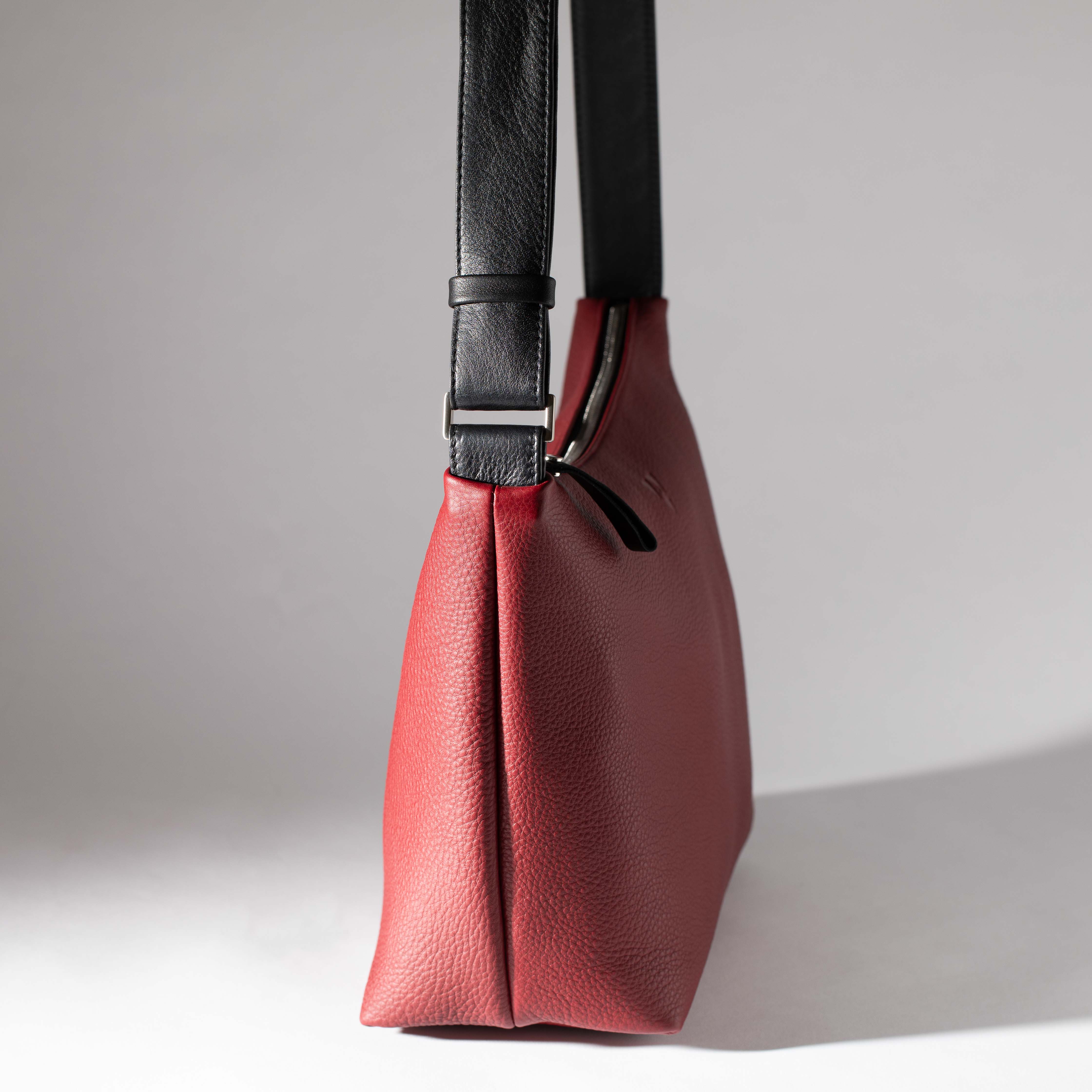 Dublin M shoulder bag made out of softnappa