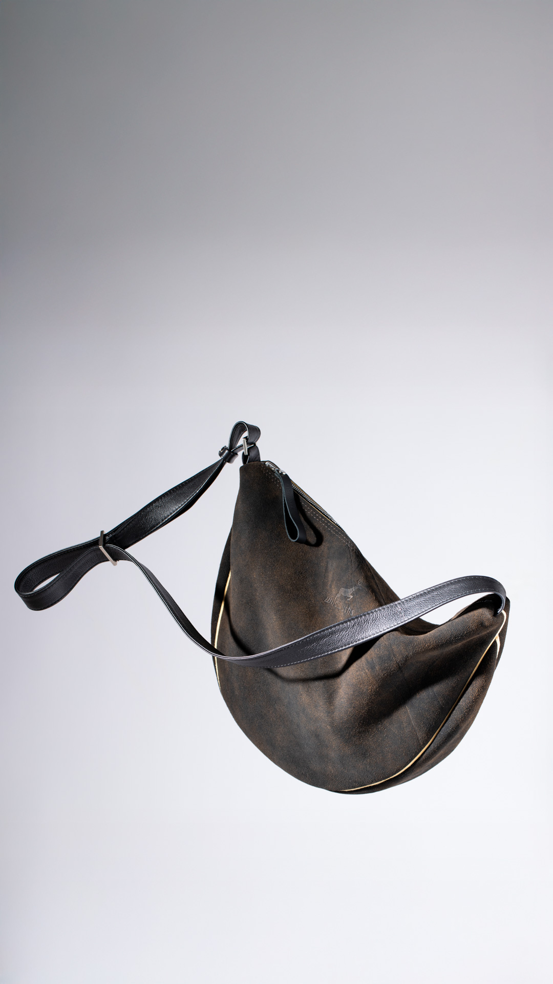 beuteltasche-dallas-hirschleder-pur-w13.5-h02-braunschwarz-ackermann-leder-9-16