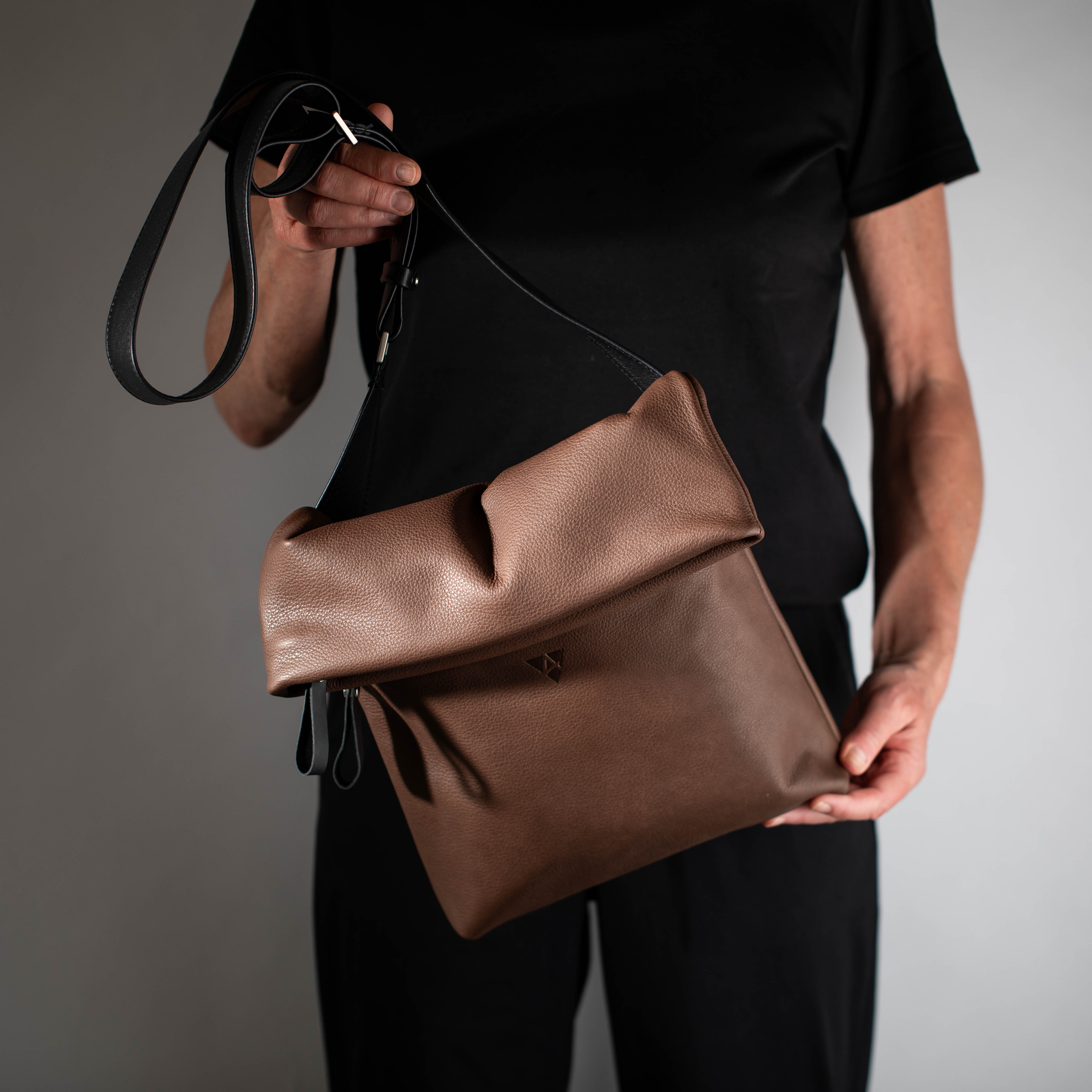 taschen-ackermann-leder-ledertaschen-rucksaecke-person-softnappa-hirschleder-olivenleder-160-Bearbeitet