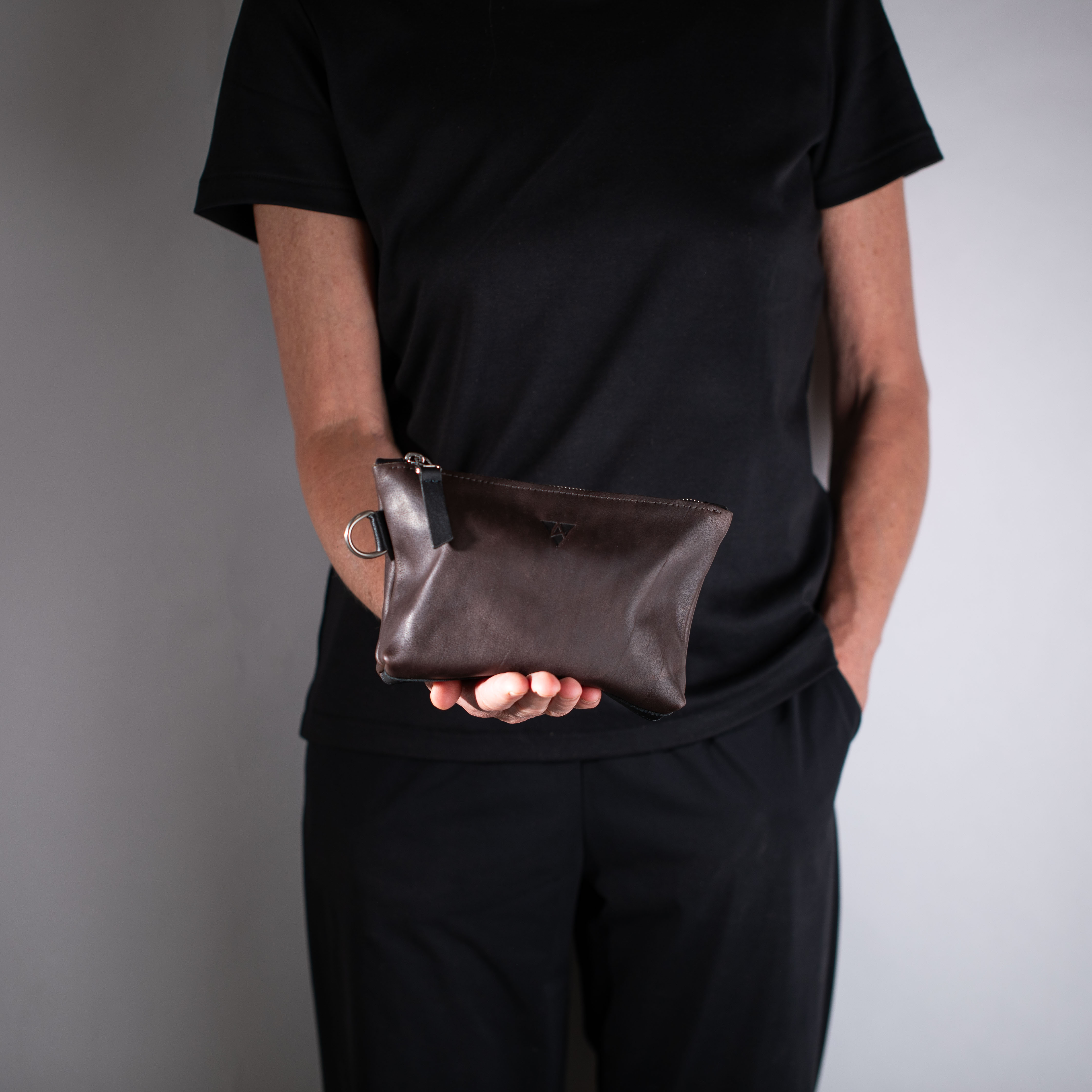 taschen-ackermann-leder-ledertaschen-rucksaecke-person-softnappa-hirschleder-olivenleder-293-Bearbeitet