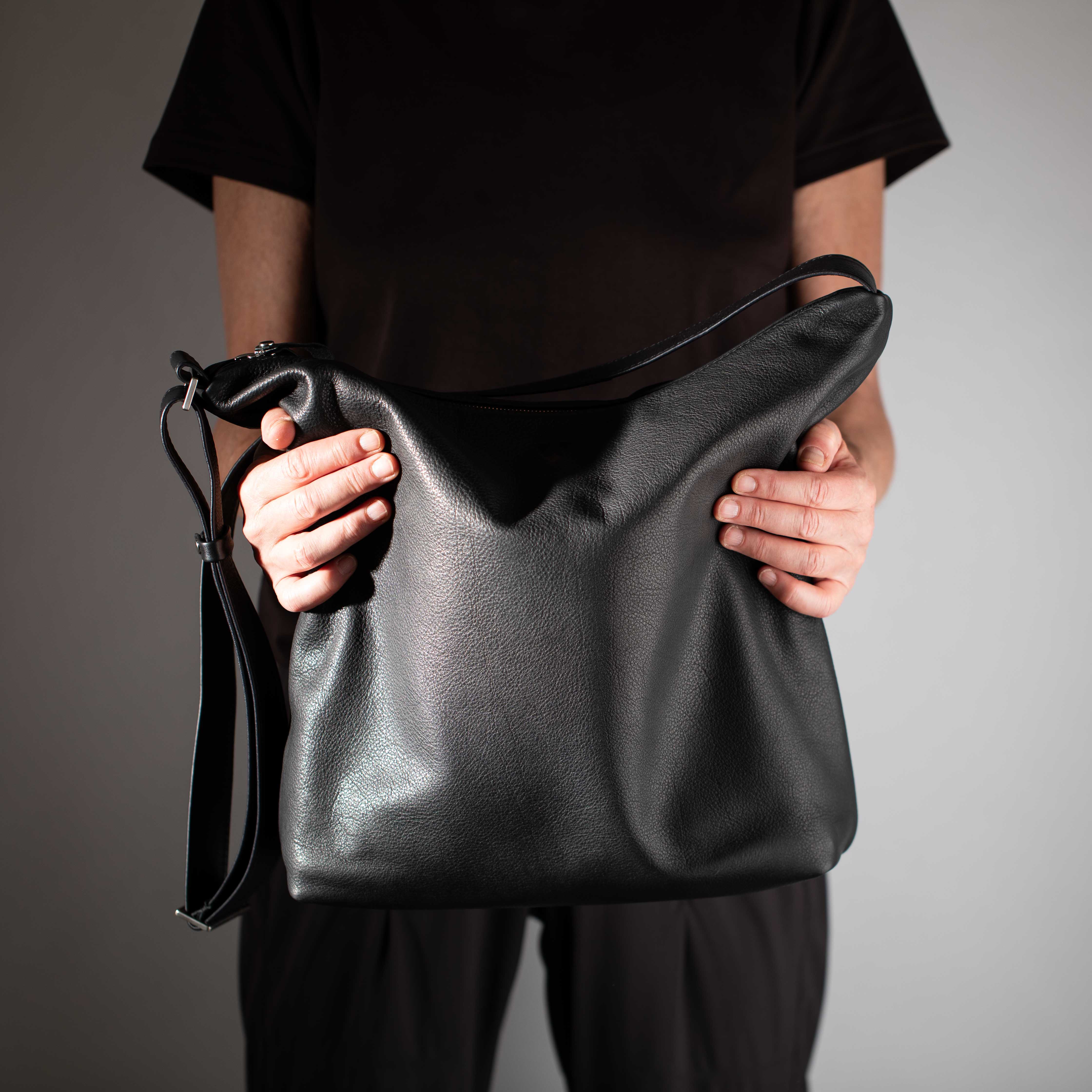 taschen-ackermann-leder-ledertaschen-rucksaecke-person-softnappa-hirschleder-olivenleder-61-Bearbeitet