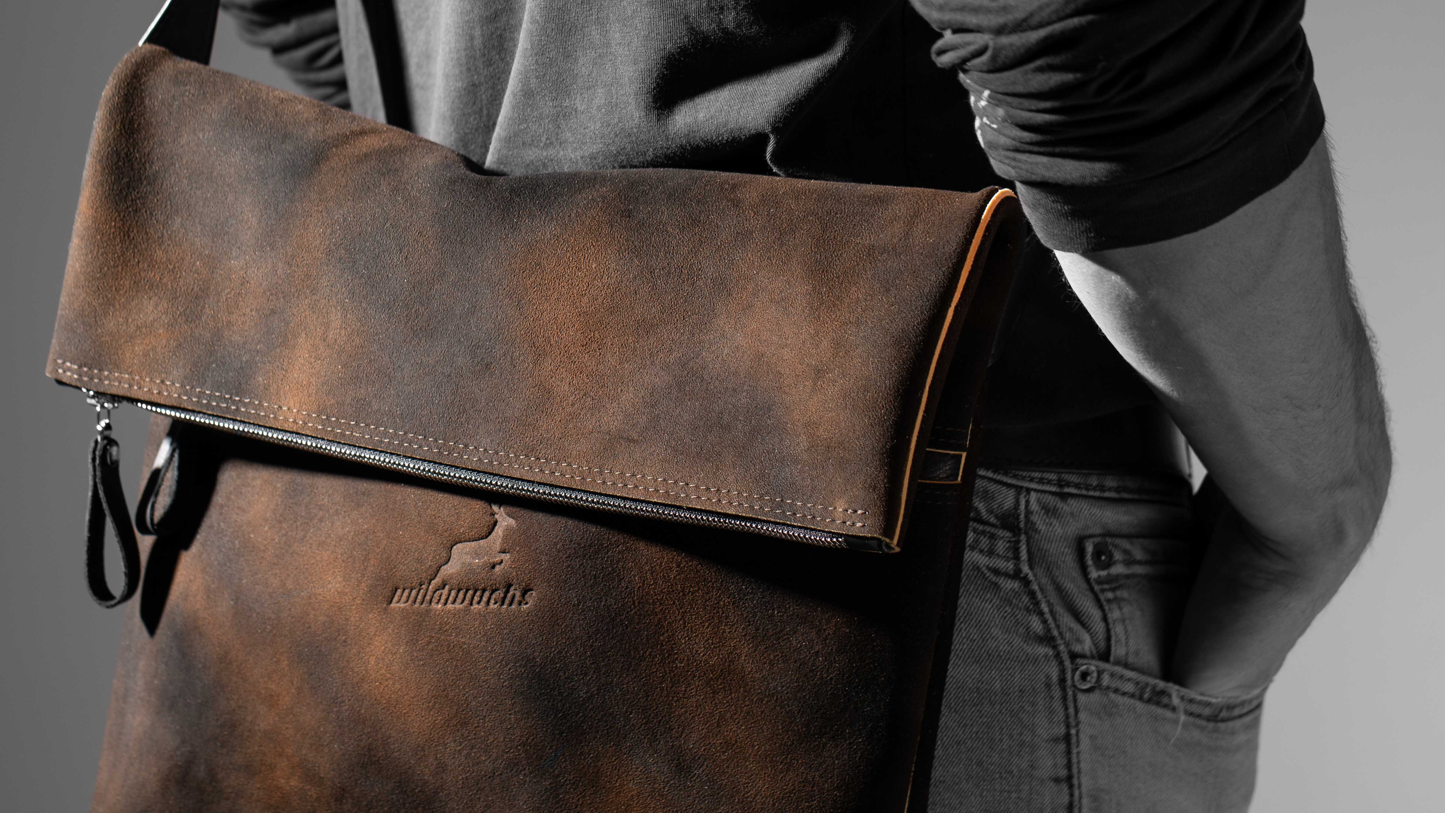 v03.5-h02-hirschleder-london l-ueberschlagtasche-ledertasche-braunschwarz-ackermann-leder-16-9-sw