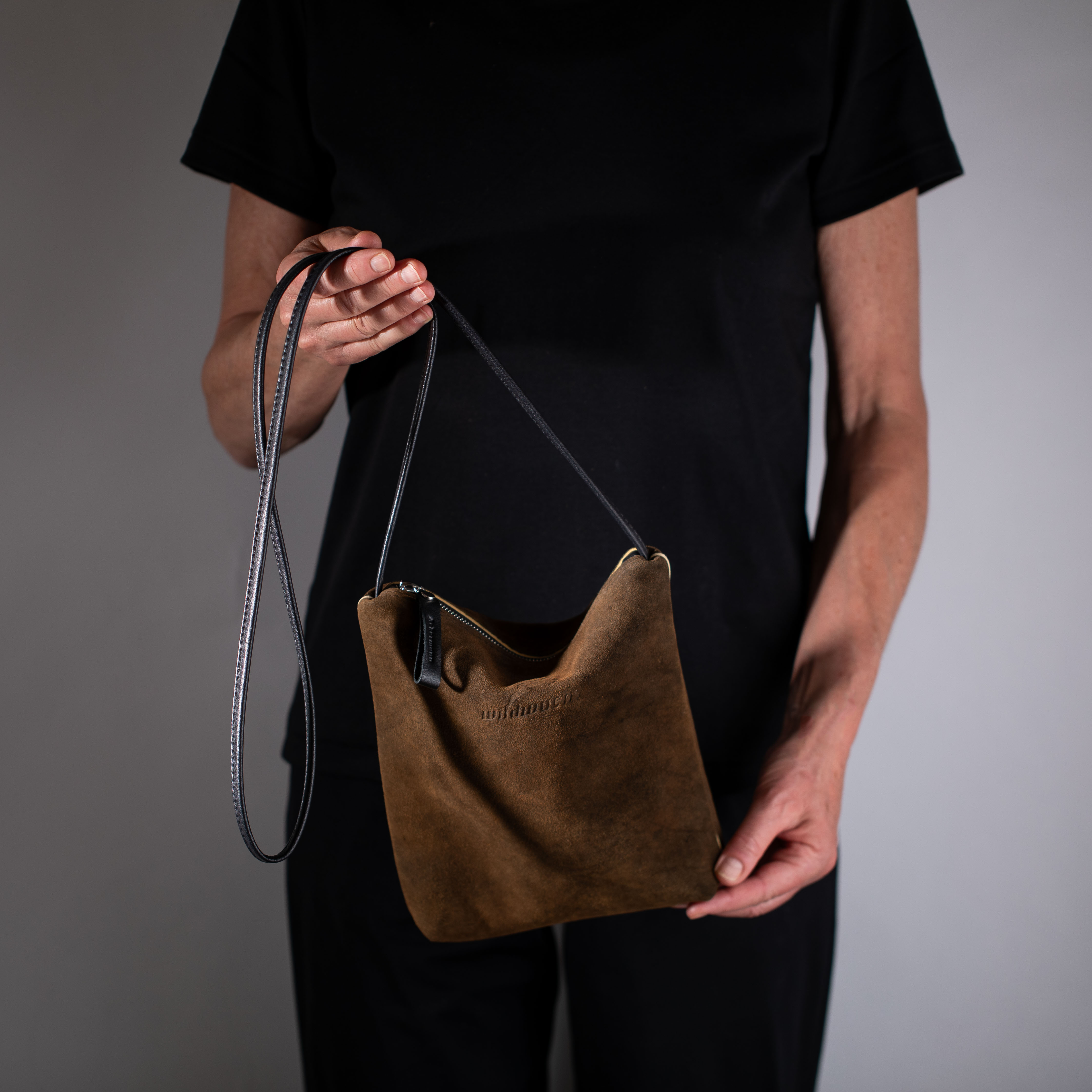 taschen-ackermann-leder-ledertaschen-rucksaecke-person-softnappa-hirschleder-olivenleder-220-Bearbeitet