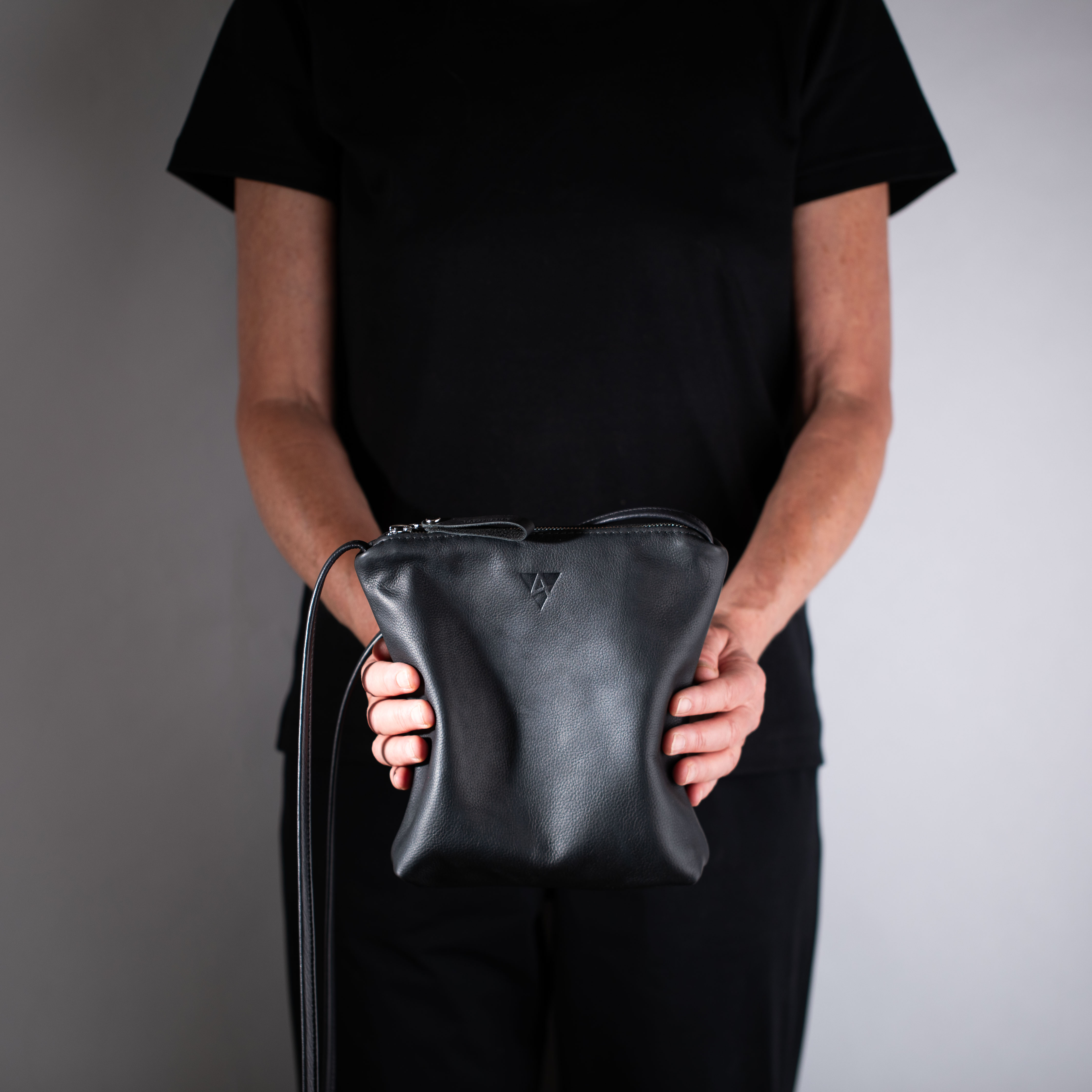 taschen-ackermann-leder-ledertaschen-rucksaecke-person-softnappa-hirschleder-olivenleder-309-Bearbeitet
