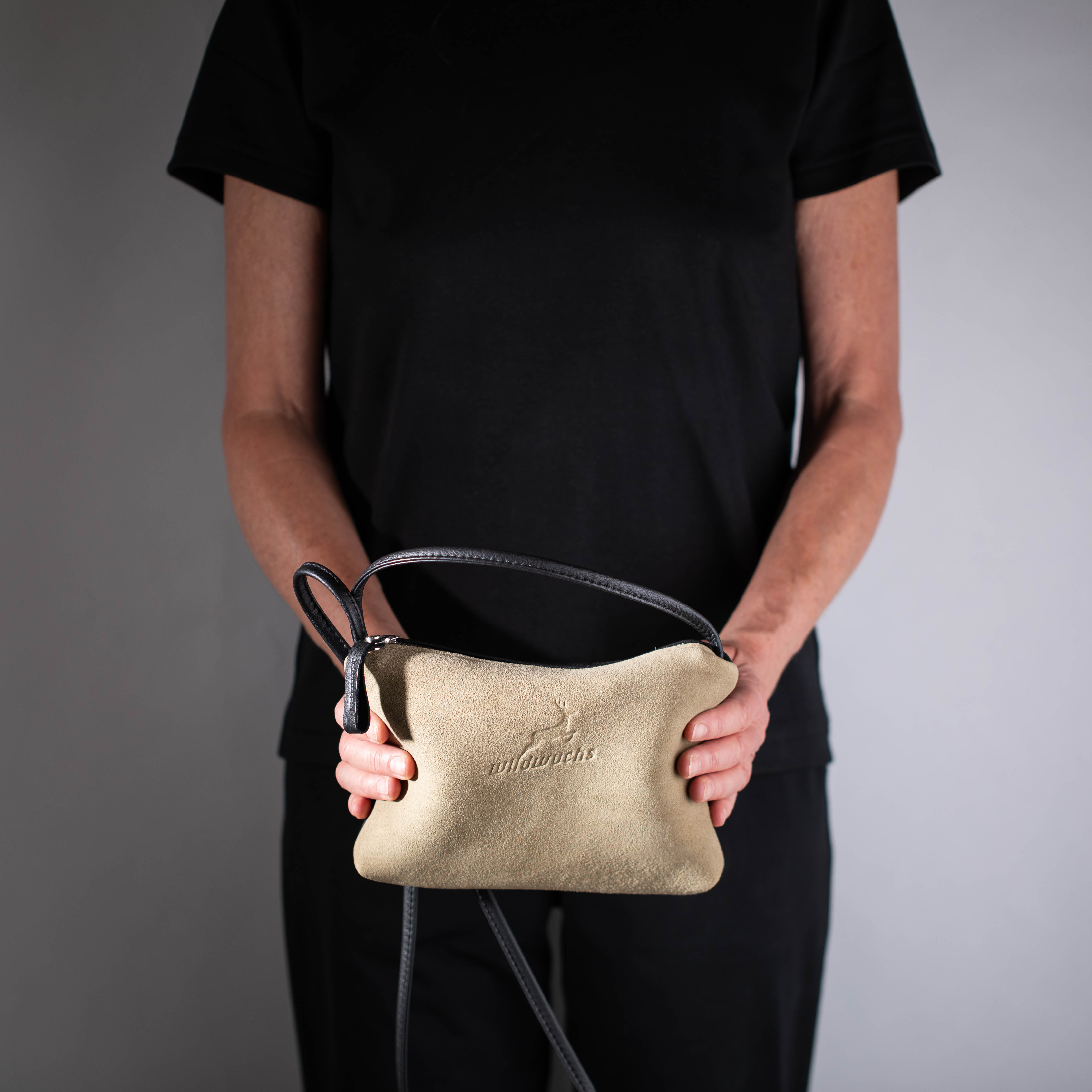taschen-ackermann-leder-ledertaschen-rucksaecke-person-softnappa-hirschleder-olivenleder-312-Bearbeitet