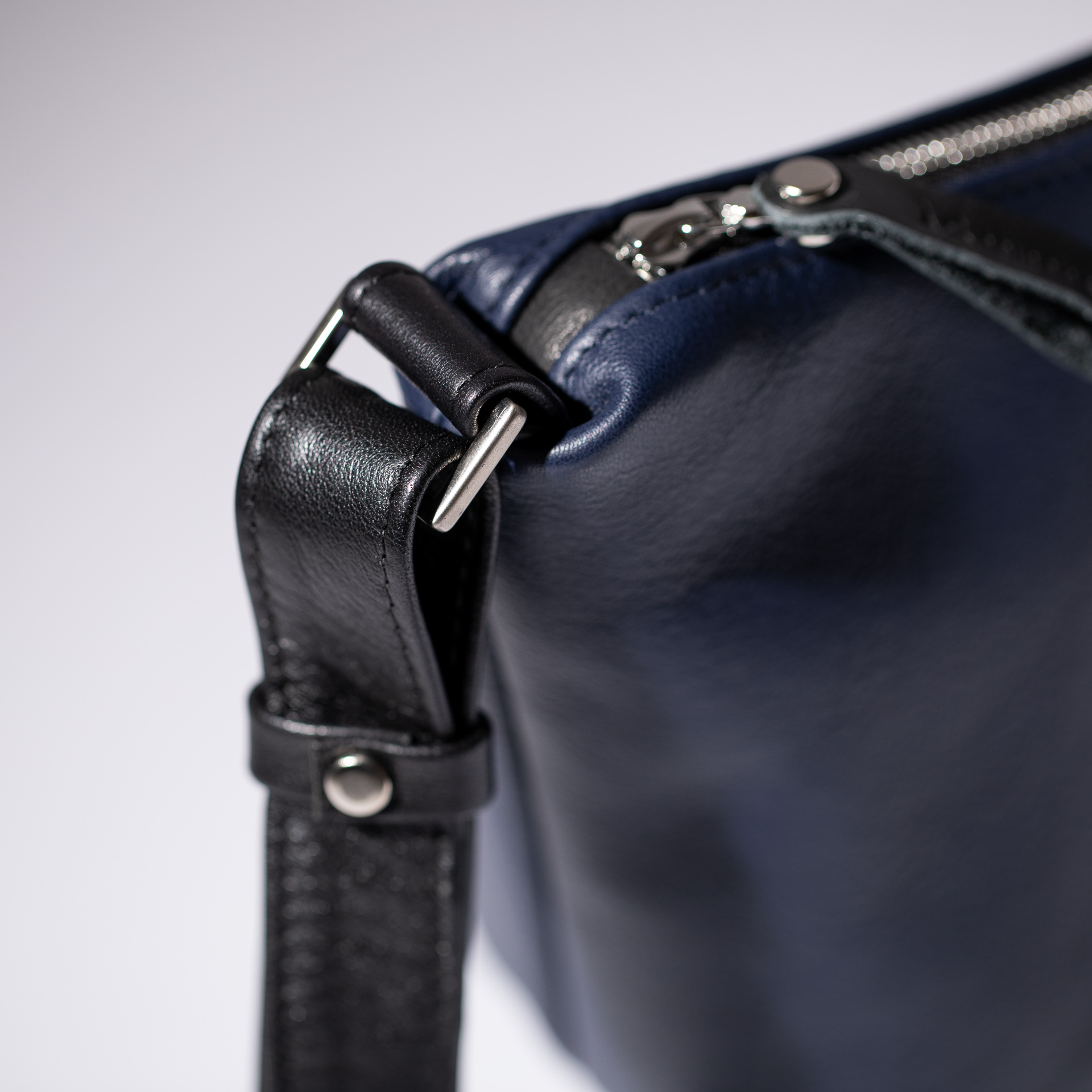 Dublin M shoulder bag made out of softnappa