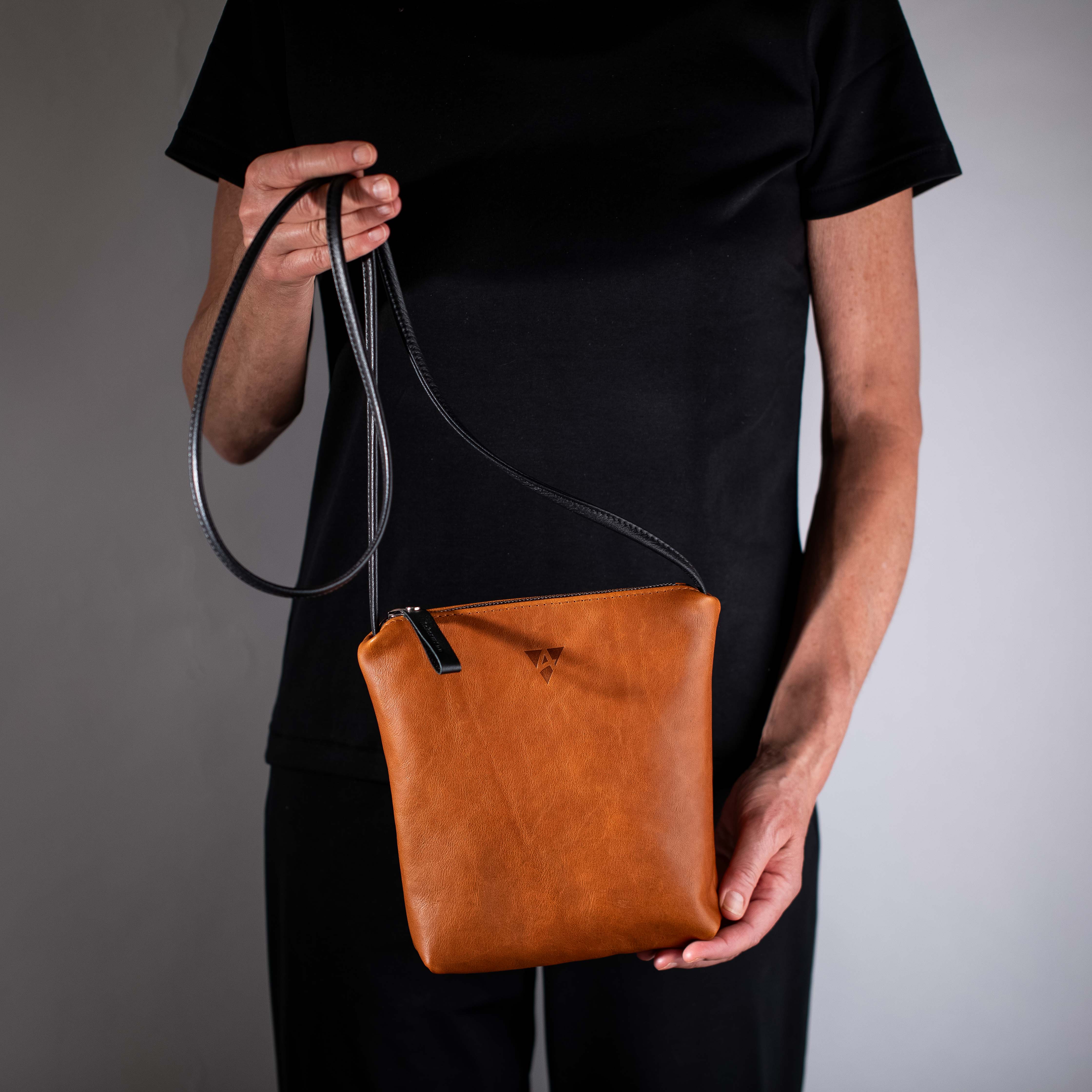 taschen-ackermann-leder-ledertaschen-rucksaecke-person-softnappa-hirschleder-olivenleder-201-Bearbeitet