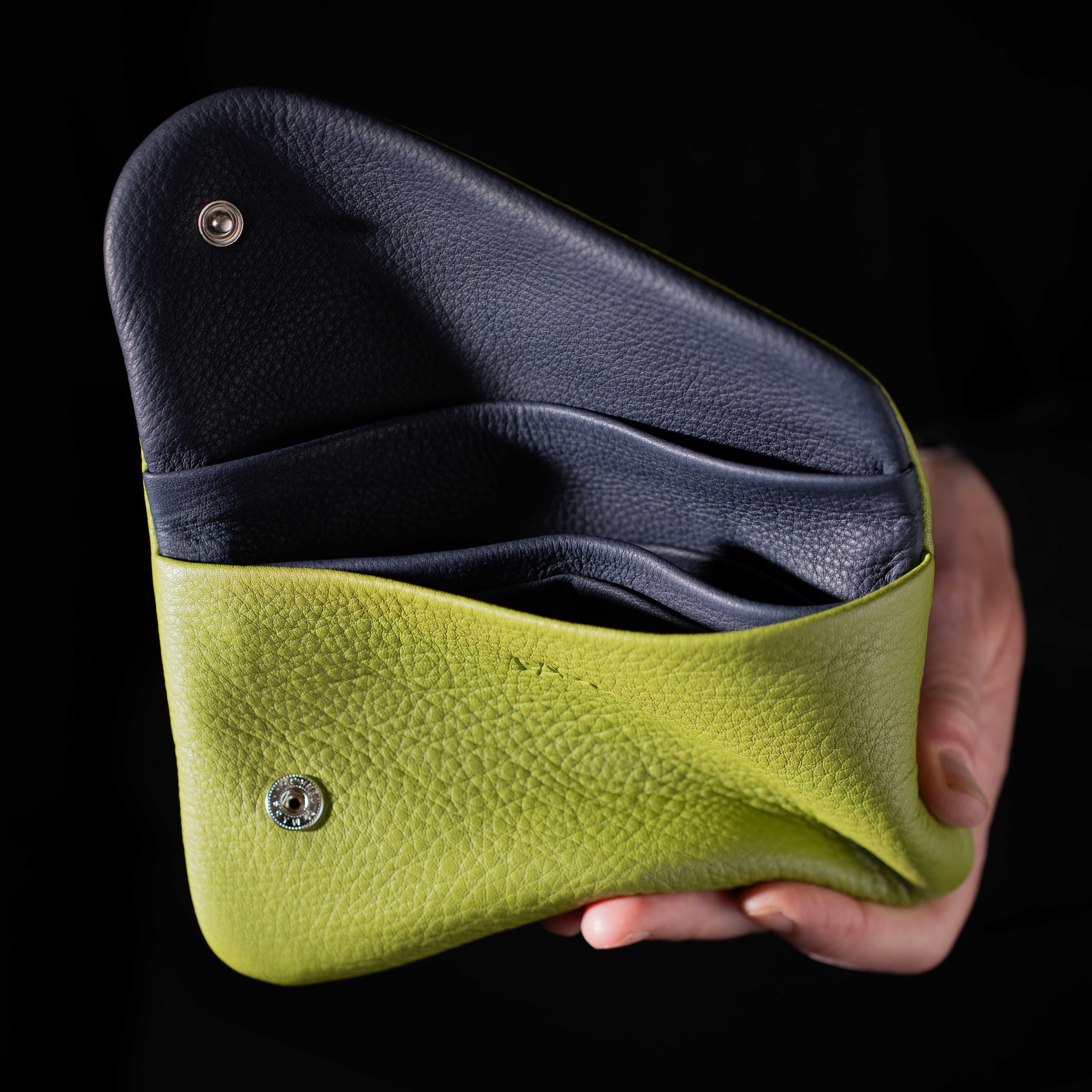 taschen-lederwaren-ackermann-leder-ledertaschen-rucksaecke-person-softnappa-hirschleder-olivenleder-27-Bearbeitet