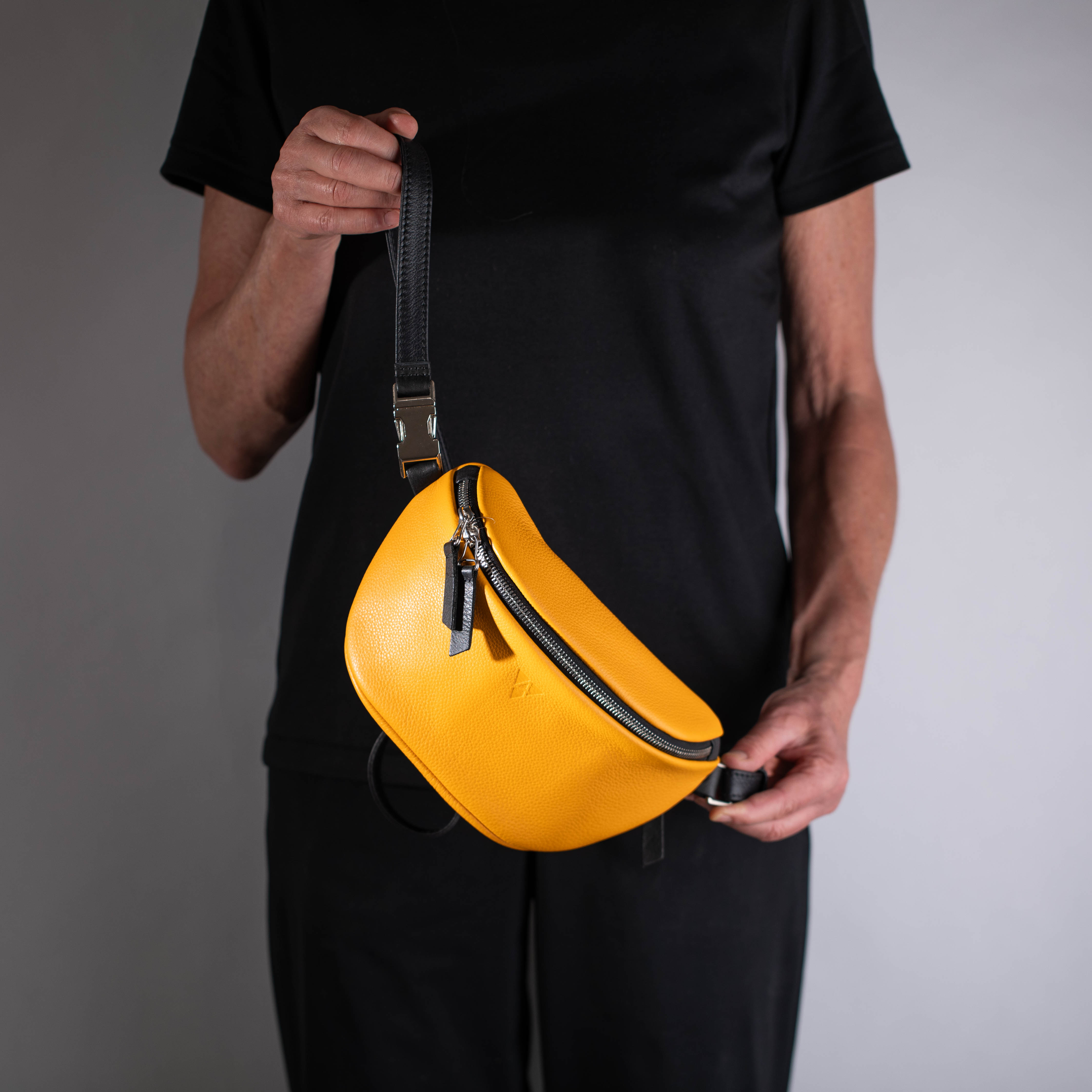 taschen-ackermann-leder-ledertaschen-rucksaecke-person-softnappa-hirschleder-olivenleder-271-Bearbeitet