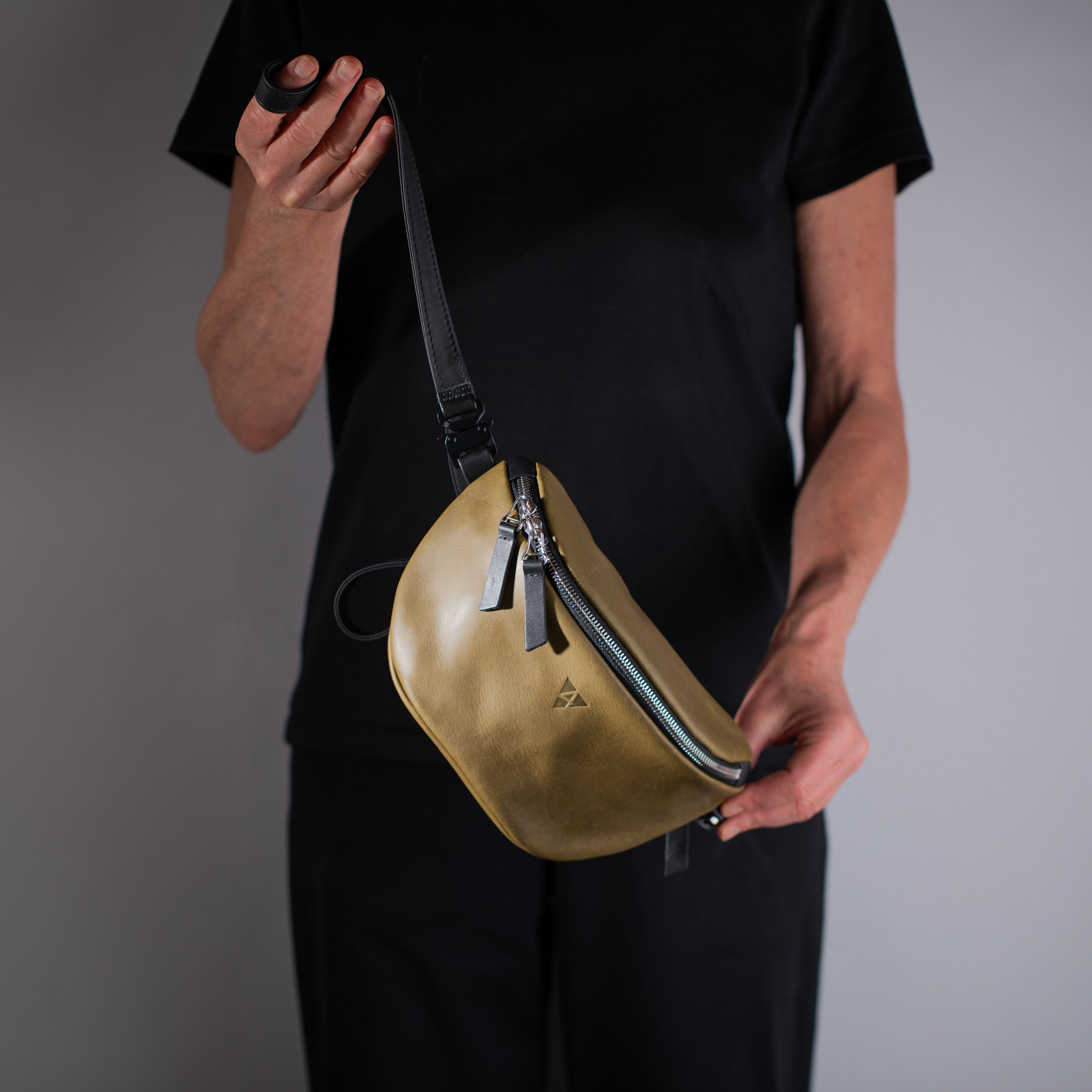 taschen-ackermann-leder-ledertaschen-rucksaecke-person-softnappa-hirschleder-olivenleder-301-Bearbeitet