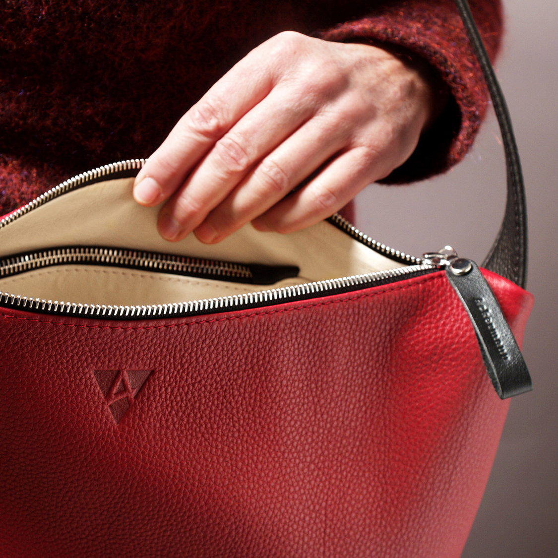 Dublin M shoulder bag made out of softnappa