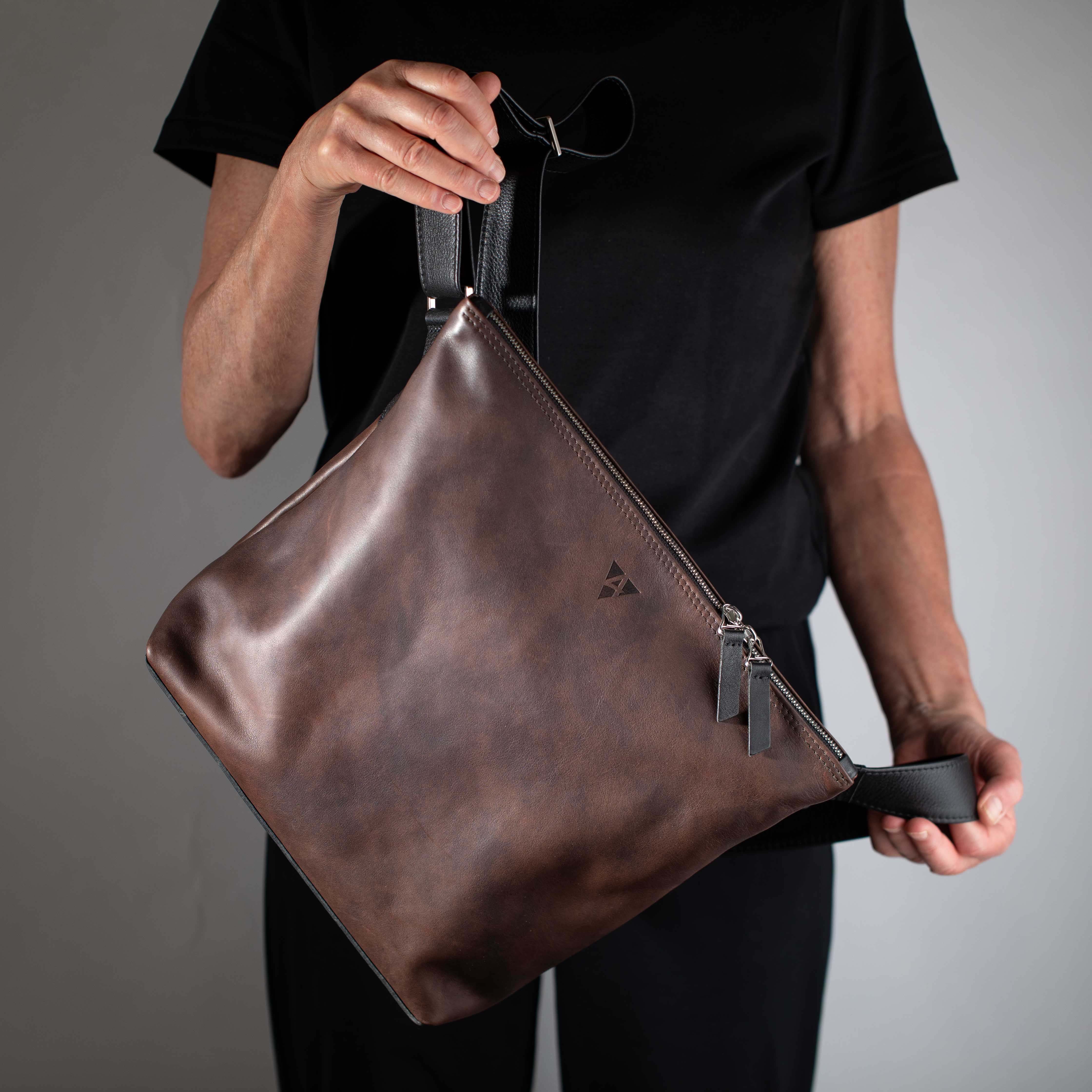 taschen-ackermann-leder-ledertaschen-rucksaecke-person-softnappa-hirschleder-olivenleder-127-Bearbeitet