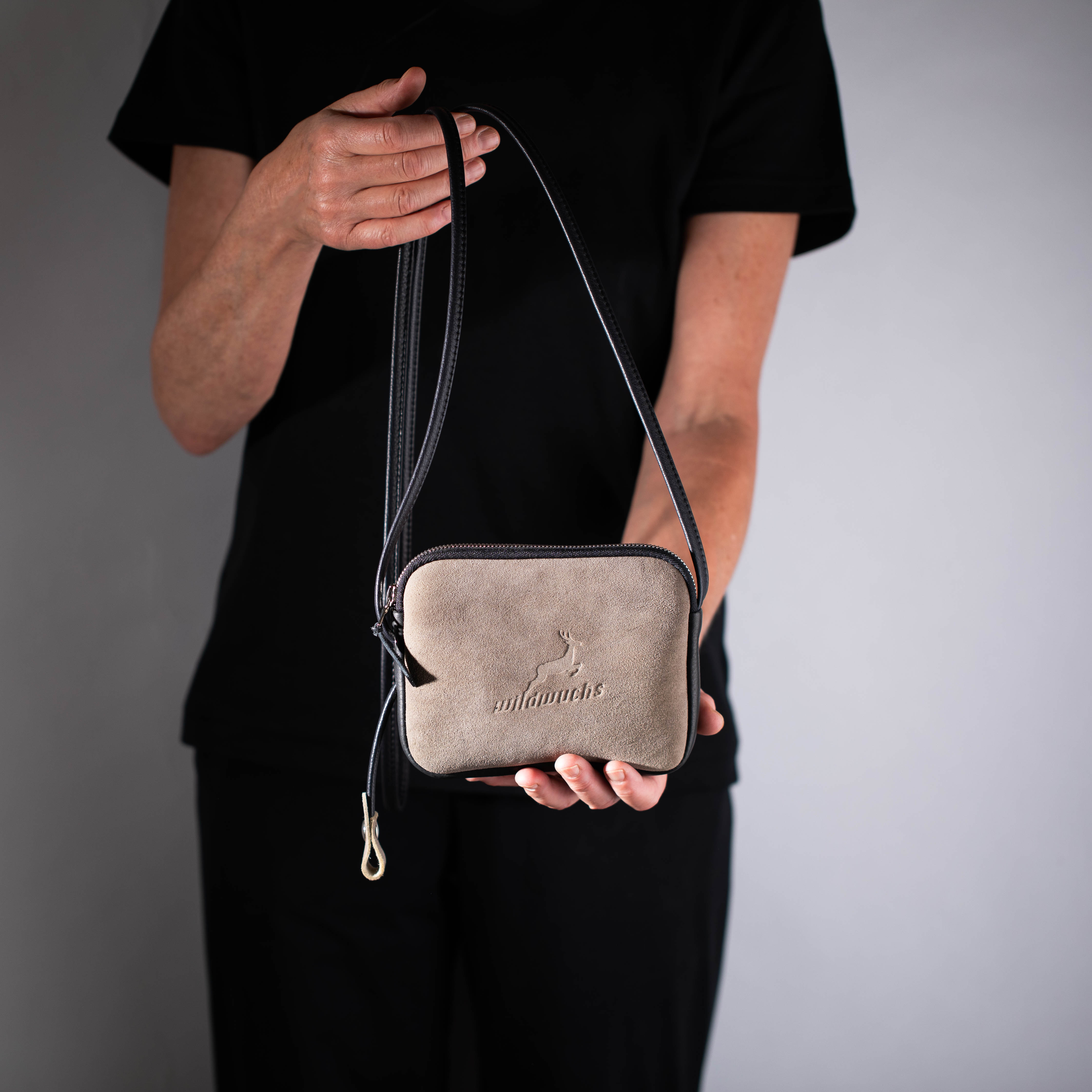 taschen-ackermann-leder-ledertaschen-rucksaecke-person-softnappa-hirschleder-olivenleder-328-Bearbeitet