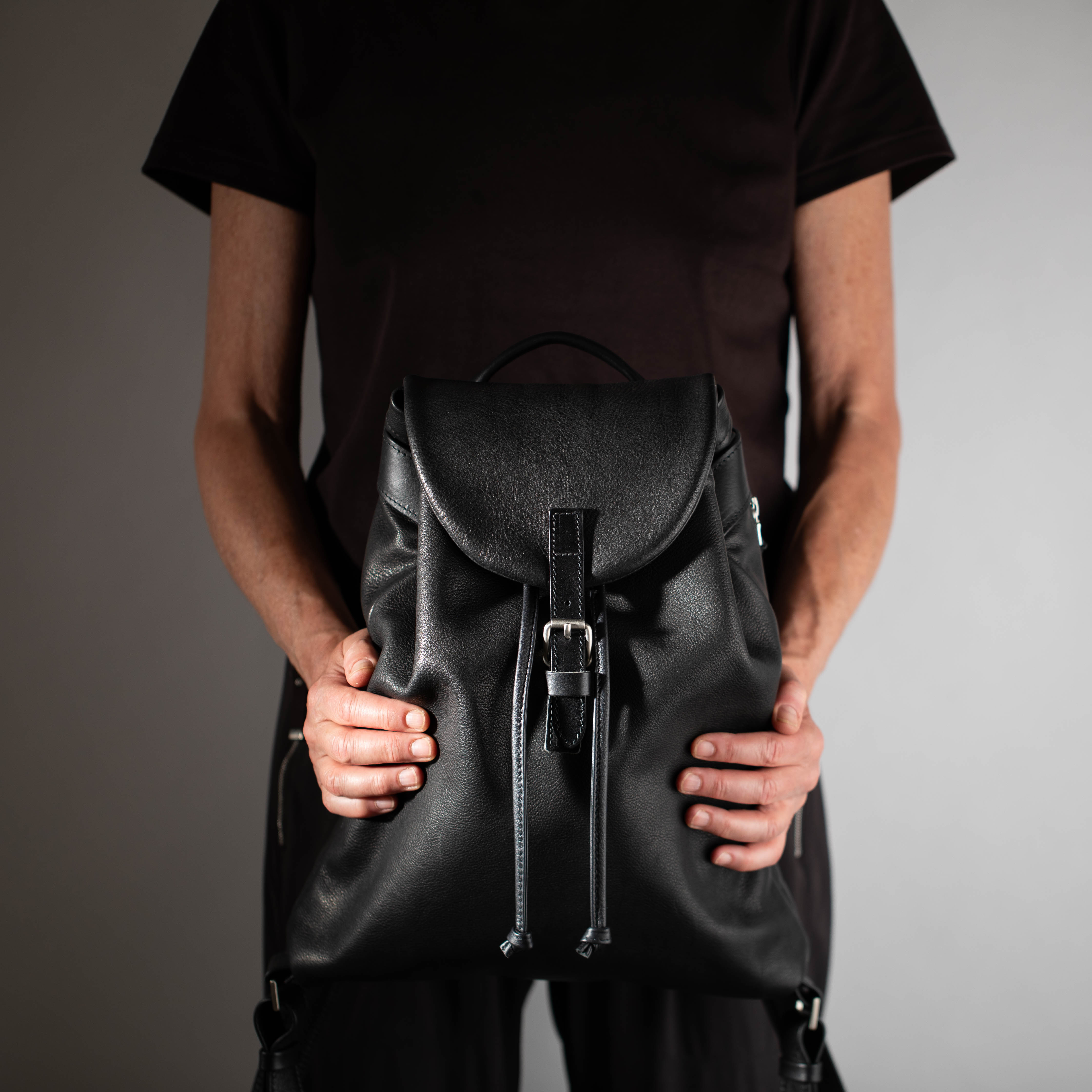 taschen-ackermann-leder-ledertaschen-rucksaecke-person-softnappa-hirschleder-olivenleder-68-Bearbeitet