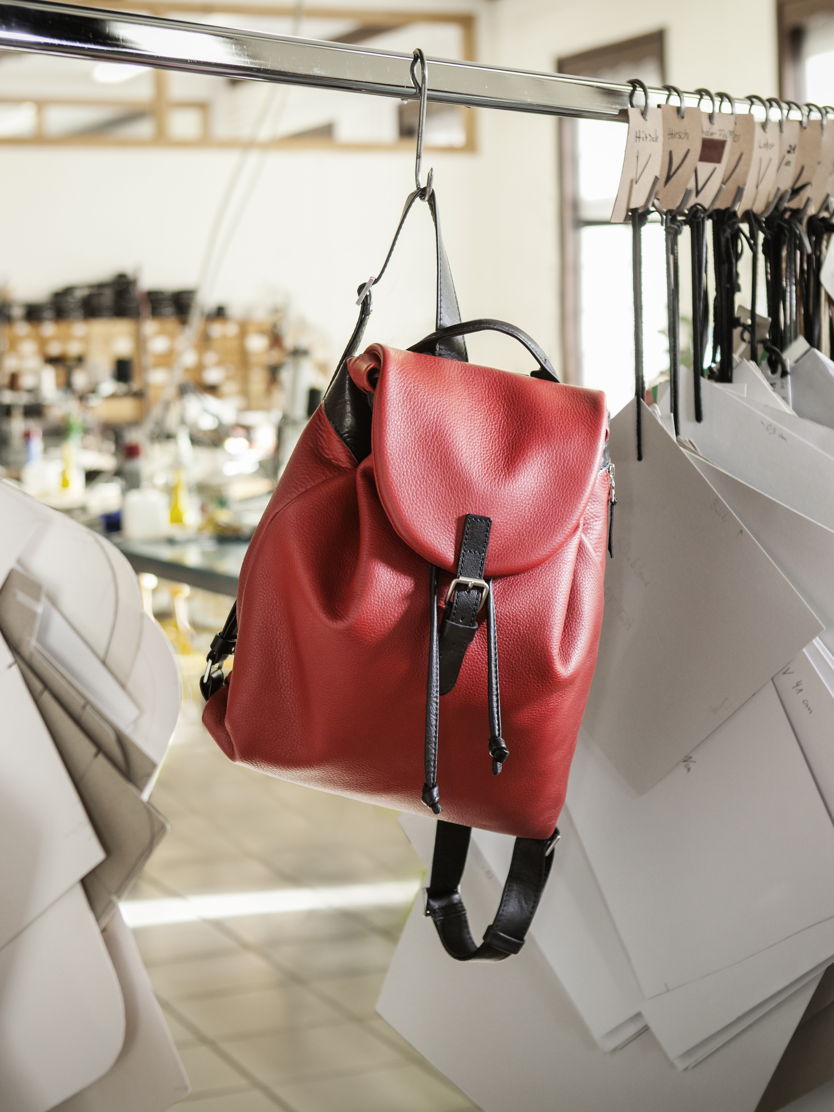 w08s-l21-lederrucksack-rucksack prag-softnappa-rot-manufaktur-ackermann-leder-phone