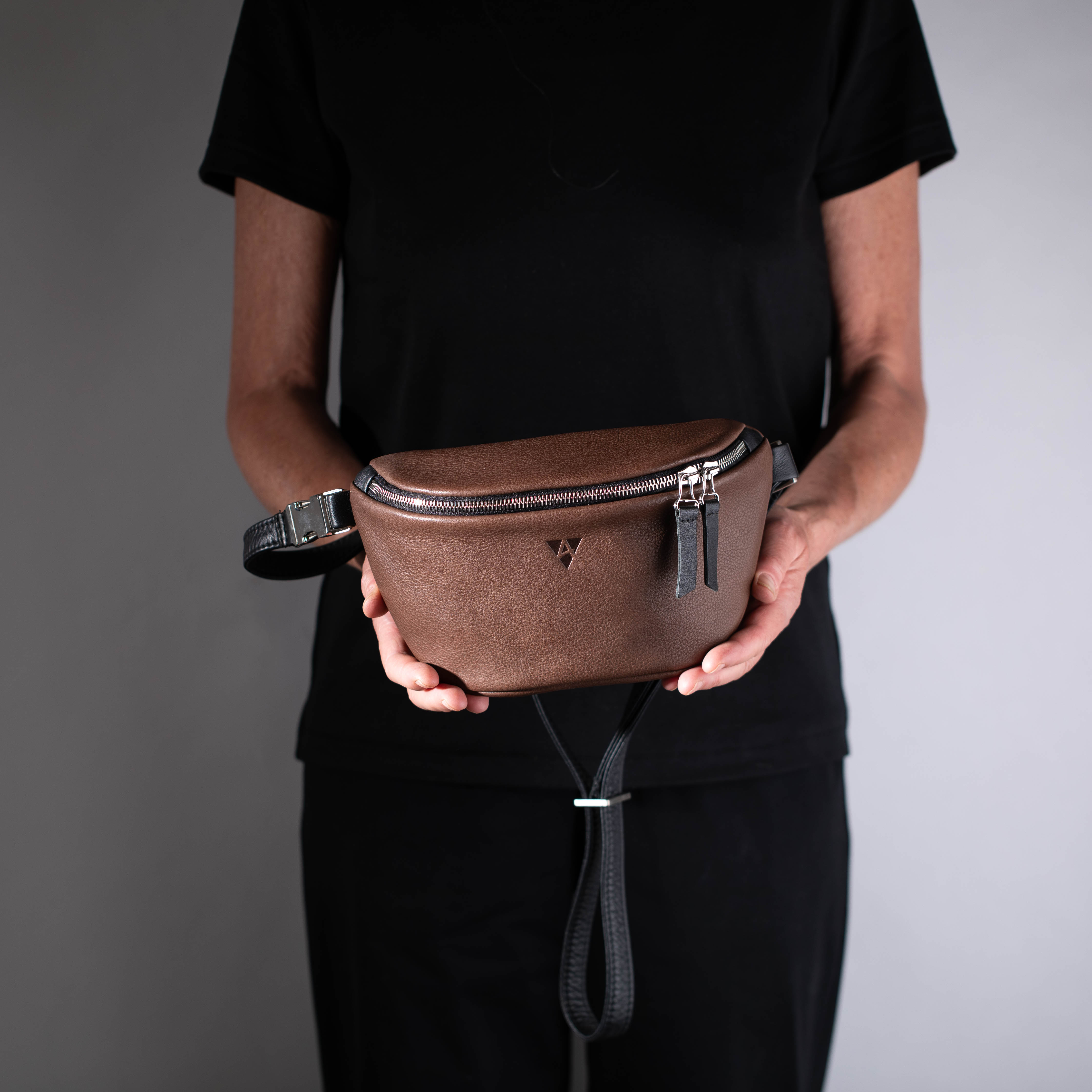 taschen-ackermann-leder-ledertaschen-rucksaecke-person-softnappa-hirschleder-olivenleder-261-Bearbeitet