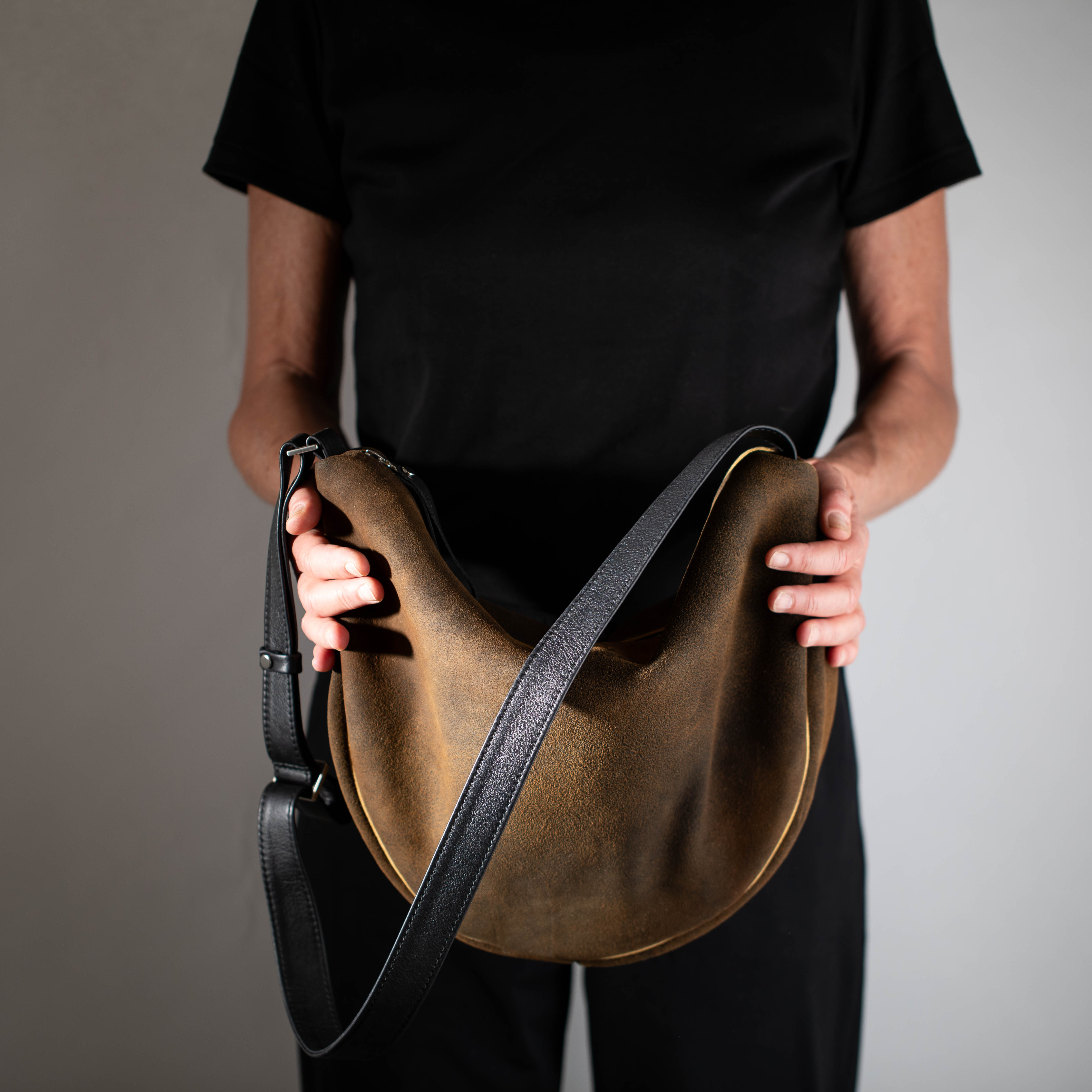 taschen-ackermann-leder-ledertaschen-rucksaecke-person-softnappa-hirschleder-olivenleder-129-Bearbeitet