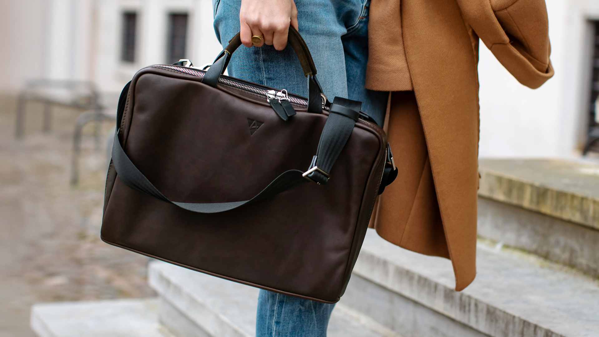 L08-ot04-dokumententasche-aktentasche-braun-laptoptasche-umhaengetasche-olivenleder-16-9