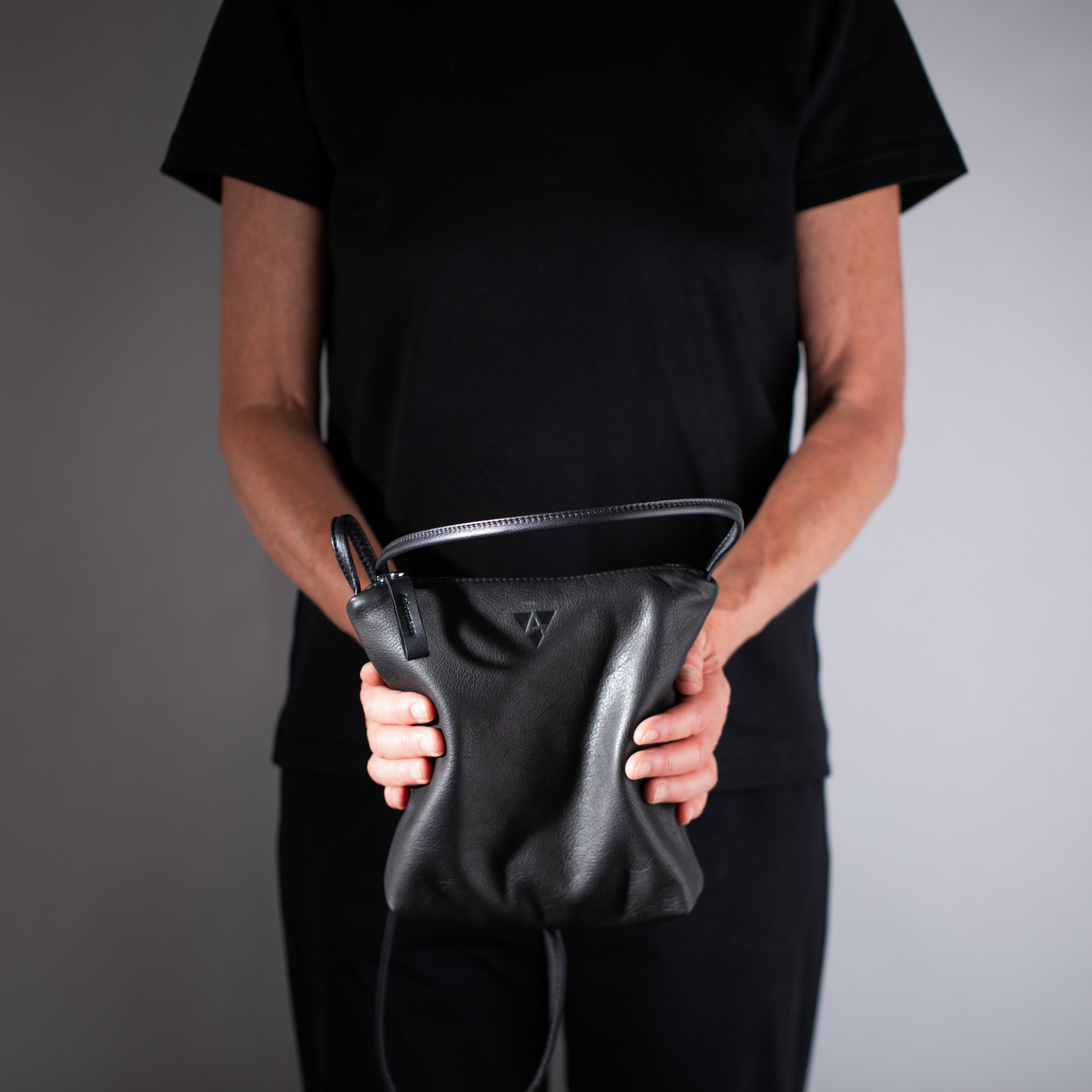 taschen-ackermann-leder-ledertaschen-rucksaecke-person-softnappa-hirschleder-olivenleder-314-Bearbeitet